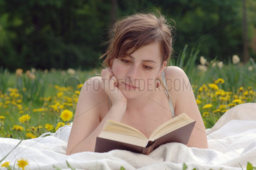 Frau liest ein Buch