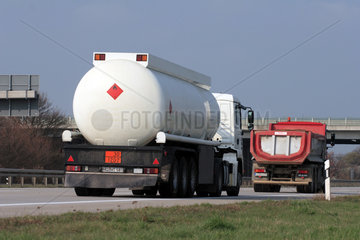 Tanklastkraftwagen auf der Autobahn bei Leipzig