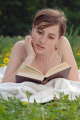 Frau liest ein Buch