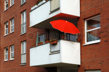 Berlin  Balkon an einem Wohnhaus im Bezirk Hellerdorf
