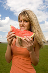 Frau mit einem Stueck Melone  Berlin