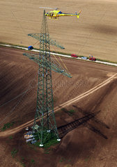 Freyburg  Stromleitungsmontage mit einem Hubschrauber