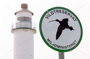 Leuchtturm und Schild auf Fuenen  Daenemark
