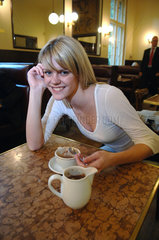 Berlin  junge Frau in einem Cafe