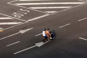 Moped auf einer Kreuzung  Berlin