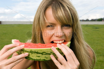 Frau mit einem Stueck Melone  Berlin
