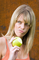 Berlin  Frau mit einem Apfel
