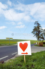 Ein Schild an einer Landstrasse bei Neuenkirchen  Ruegen