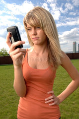 Berlin  junge Frau mit einem Handy