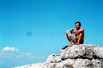 Sorrento  ein Mann liest an den Klippen