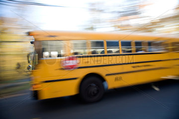 New England  USA  ein fahrender gelber Schulbus