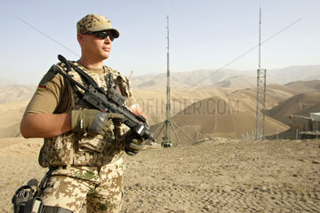 Feyzabad  Afghanistan  Bundeswehrsoldat der ISAF-Truppe patroulliert