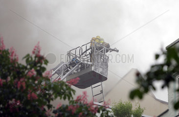 Berlin  Deutschland  Feuerwehreinsatz bei einem Brand im Dachstuhl eines Mietshauses