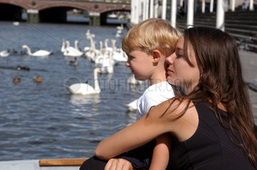 Hamburg  Mutter und Sohn beobachten das Alsterfleet