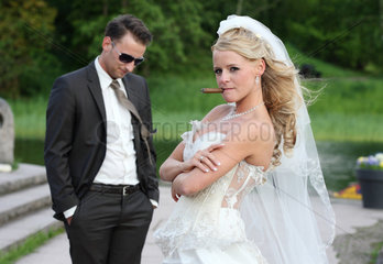 Berlin  Deutschland  ein Brautpaar posiert mit Zigarre