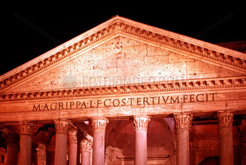 Rom  das Pantheon an der Piazza delle Rotonda