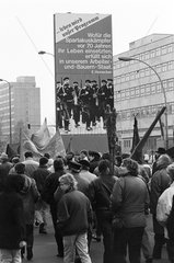 Berlin  DDR  Demonstration am Gedenktag fuer Rosa Luxemburg nach Alt-Friedrichsfelde