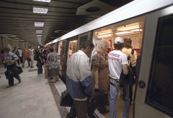 Passagiere steigen an einer Metrostation um  Bukarest  Rumaenien