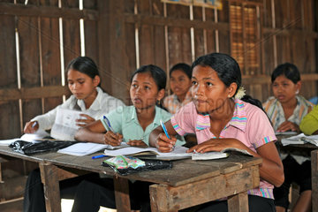 Phum Chikha  Kambodscha  Schuelerinnen im Unterricht