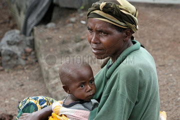 Goma  Demokratische Republik Kongo  Mutter haelt ihr krankes Kind im Arm