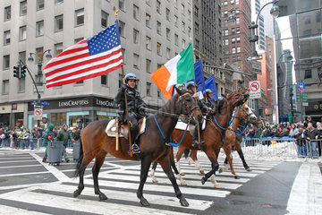New York City  USA  berittene Polizisten bei der Parade am St. Patricks Day