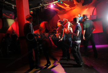 Berlin  Deutschland  junge Leute tanzen im Knaack Club