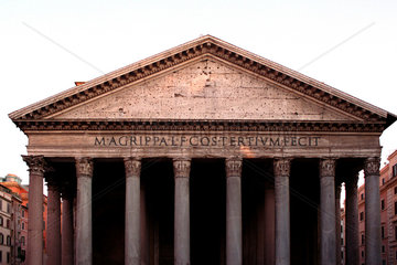 Rom  das Pantheon an der Piazza delle Rotonda