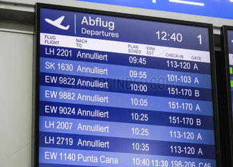 Flughafen Duesseldorf International  DUS  Anzeigetafel mit annullierten Fluegen  Nordrhein-Westfalen  Deutschland