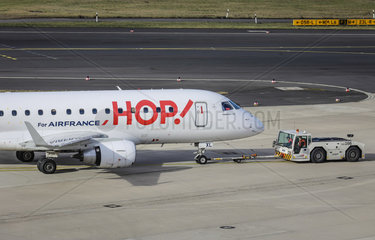 HOP! Flugzeug auf dem Weg zur Startbahn  Flughafen Duesseldorf International  DUS  Nordrhein-Westfalen  Deutschland