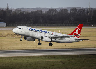 Turkish Airlines Flugzeug startet vom Flughafen Duesseldorf International  DUS  Nordrhein-Westfalen  Deutschland