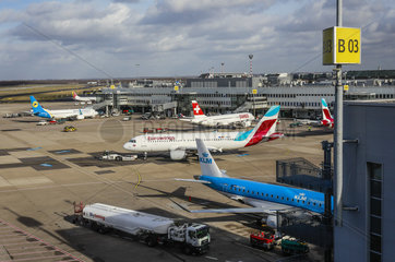 Flughafen Duesseldorf International  DUS  Flugzeuge von SWISS  Eurowings und KLM stehen am Terminalgebaeude  Nordrhein-Westfalen  Deutschland
