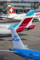 Flughafen Duesseldorf International  DUS  Flugzeuge von SWISS  Eurowings und KLM stehen am Terminalgebaeude  Nordrhein-Westfalen  Deutschland