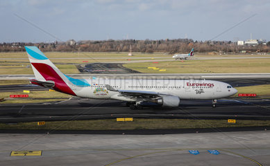 Eurowings Flugzeug auf dem Weg zur Startbahn  Flughafen Duesseldorf International  DUS  Nordrhein-Westfalen  Deutschland