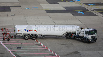 Skytanking  Tankwagen mit Flugbenzin  Kerosin  Flughafen Duesseldorf International  DUS  Nordrhein-Westfalen  Deutschland