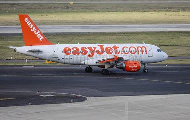 EasyJet Flugzeug auf dem Weg zur Startbahn  Flughafen Duesseldorf International  DUS  Nordrhein-Westfalen  Deutschland