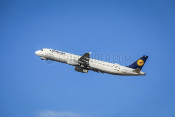 Lufthansa Flugzeug startet vom Flughafen Duesseldorf International  DUS  Nordrhein-Westfalen  Deutschland
