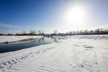 Sonnige Winterlandschaft an der Lippe  Datteln  Ruhrgebiet  Nordrhein-Westfalen  Deutschland
