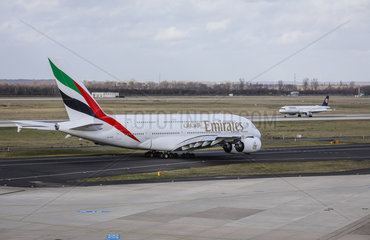 Emirates Airbus A380-800 Flugzeug auf dem Weg zur Startbahn  Flughafen Duesseldorf International  DUS  Nordrhein-Westfalen  Deutschland