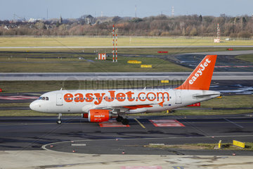 EasyJet Flugzeug  Flughafen Duesseldorf International  DUS  Nordrhein-Westfalen  Deutschland