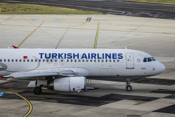 Turkish Airlines Flugzeug auf dem Weg zur Startbahn  Flughafen Duesseldorf International  DUS  Nordrhein-Westfalen  Deutschland