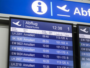 Flughafen Duesseldorf International  DUS  Anzeigetafel mit annullierten Fluegen  Nordrhein-Westfalen  Deutschland