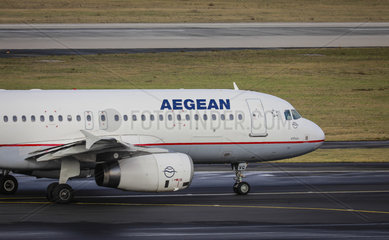 AEGEAN Flugzeug auf dem Weg zur Startbahn  Flughafen Duesseldorf International  DUS  Nordrhein-Westfalen  Deutschland
