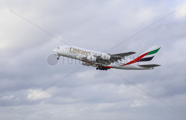 Emirates Airbus A380-800 Flugzeug startet vom Flughafen Duesseldorf International  DUS  Nordrhein-Westfalen  Deutschland