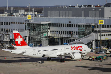 Swiss Flugzeug parkt am Gate  Flughafen Duesseldorf International  DUS  Nordrhein-Westfalen  Deutschland
