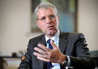 Berlin  Deutschland  Bundesumweltminister Dr. Norbert Roettgen  CDU  im Interview