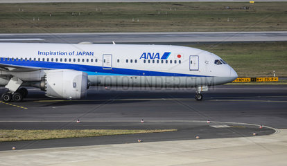 ANA Flugzeug auf dem Weg zur Startbahn  Flughafen Duesseldorf International  DUS  Nordrhein-Westfalen  Deutschland