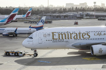 Emirates Airbus A380-800 Flugzeug auf dem Weg zur Startbahn  Flughafen Duesseldorf International  DUS  Nordrhein-Westfalen  Deutschland