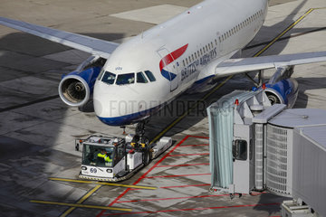 British Airways Flugzeug parkt am Gate  Flughafen Duesseldorf International  DUS  Nordrhein-Westfalen  Deutschland