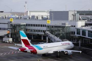 Eurowings Flugzeug parkt am Gate  Flughafen Duesseldorf International  DUS  Nordrhein-Westfalen  Deutschland