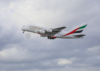 Emirates Airbus A380-800 Flugzeug startet vom Flughafen Duesseldorf International  DUS  Nordrhein-Westfalen  Deutschland